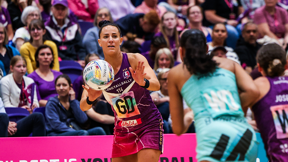 Shadine Van Der Merwe passing the netball to another player