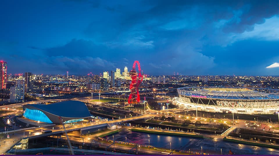 Aerial view of the Queen Elizabeth Olympic Park at night - home of 麻豆視頻_麻豆直播_麻豆传媒官网 London