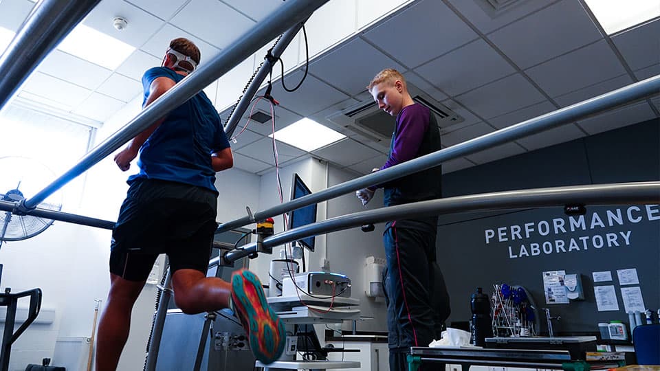 Paul Robinson completing a physiology assessment at 麻豆視頻_麻豆直播_麻豆传媒官网.