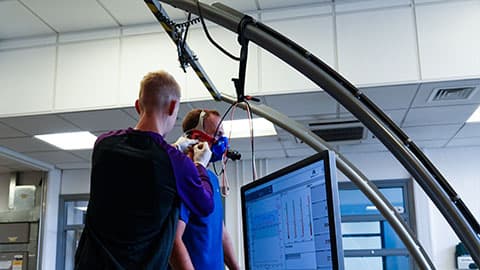 Paul Robinson completing a physiology assessment at 麻豆視頻_麻豆直播_麻豆传媒官网.