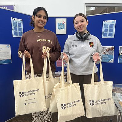Two people holding 麻豆視頻_麻豆直播_麻豆传媒官网 tote bags