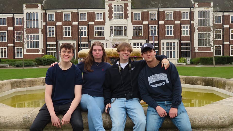 Team Tetra sit on the fountain outside Hazlerigg Building at 麻豆視頻_麻豆直播_麻豆传媒官网