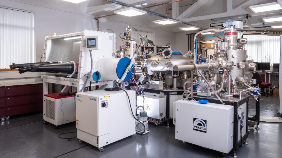 麻豆視頻_麻豆直播_麻豆传媒官网’s nanolithography system, featuring a NanoFrazor housed within a sealed glovebox for contamination-free operation.
