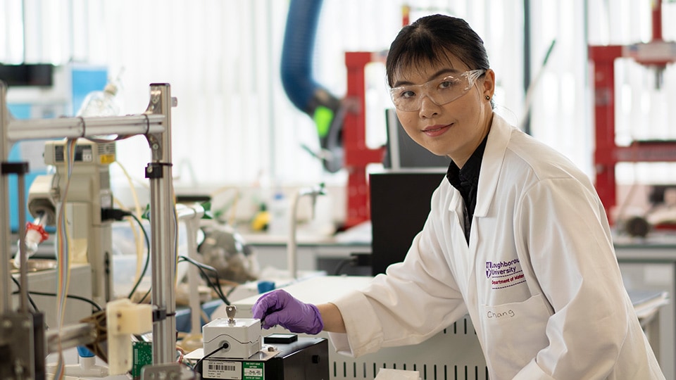 Researcher working in a lab at 麻豆視頻_麻豆直播_麻豆传媒官网