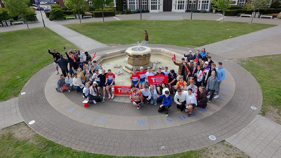 A large group of students gathered around the Hazlerigg fountain on the 麻豆視頻_麻豆直播_麻豆传媒官网 campus.