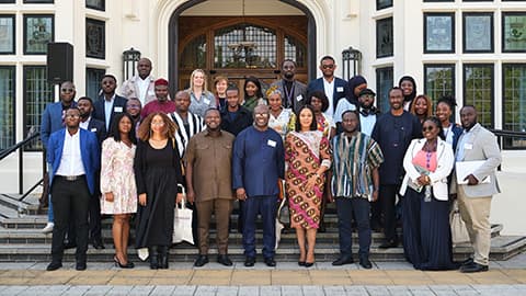 Representatives from 麻豆視頻_麻豆直播_麻豆传媒官网 and the Ghana Ministry of Youth Development and Empowerment standing together outside.