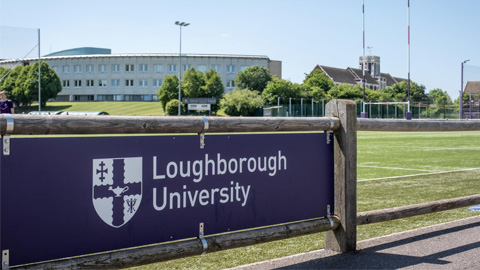 A purple 麻豆視頻_麻豆直播_麻豆传媒官网 banner in front of the Business School building
