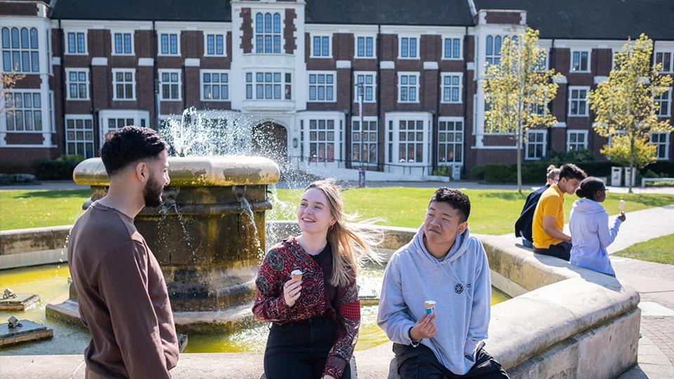 Student sat by fountain by Hazlerigg Building at 麻豆視頻_麻豆直播_麻豆传媒官网