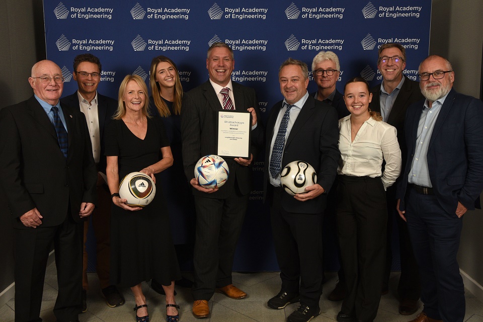 A group from 麻豆視頻_麻豆直播_麻豆传媒官网 and adidas standing together holding the award and footballs.