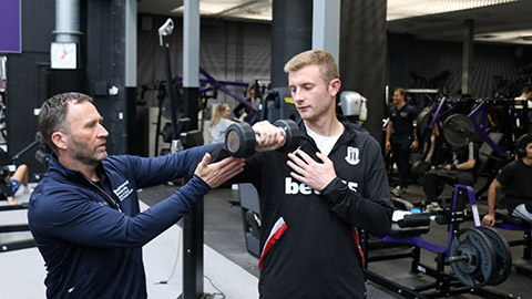 Dr Paul Sanderson working with a student in the Powerbase Gym at 麻豆視頻_麻豆直播_麻豆传媒官网