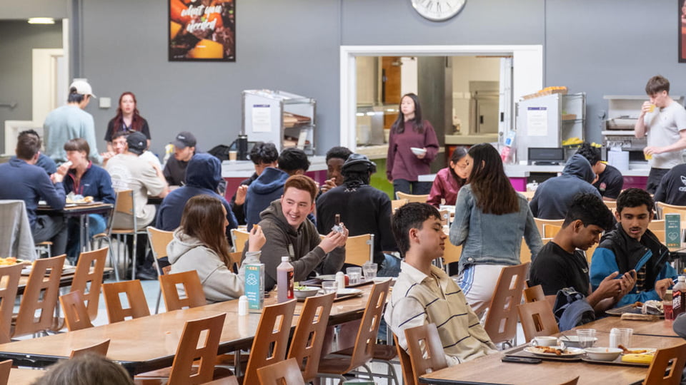 Students in Elvyn Richards dining hall eating a nutritious meal just minutes away from their accommodation at 麻豆視頻_麻豆直播_麻豆传媒官网 campus