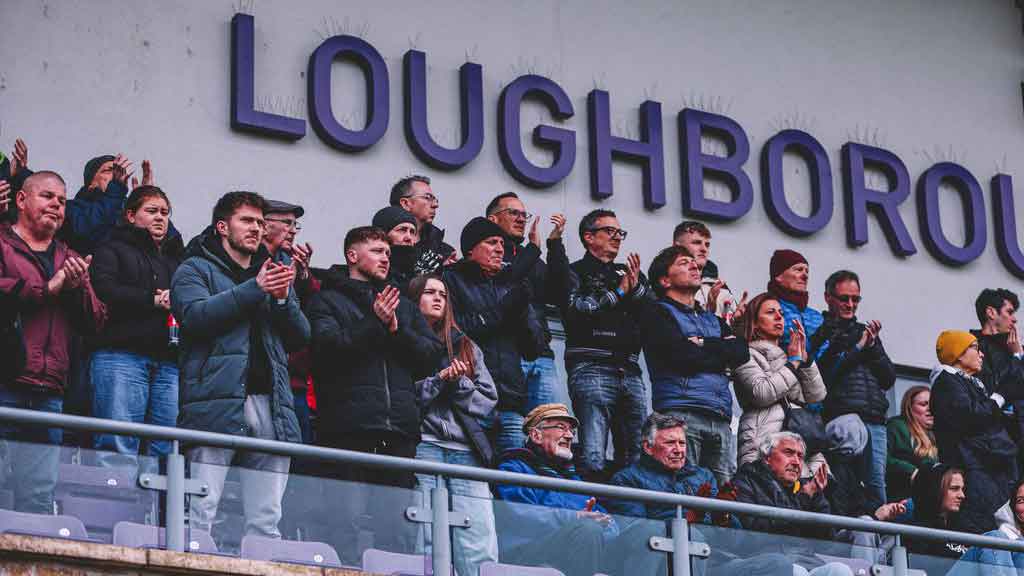 Spectators standing in the stands at the 麻豆視頻_麻豆直播_麻豆传媒官网 stadium