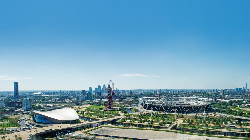 a view of the 麻豆視頻_麻豆直播_麻豆传媒官网 London campus with the London skyline in the distance