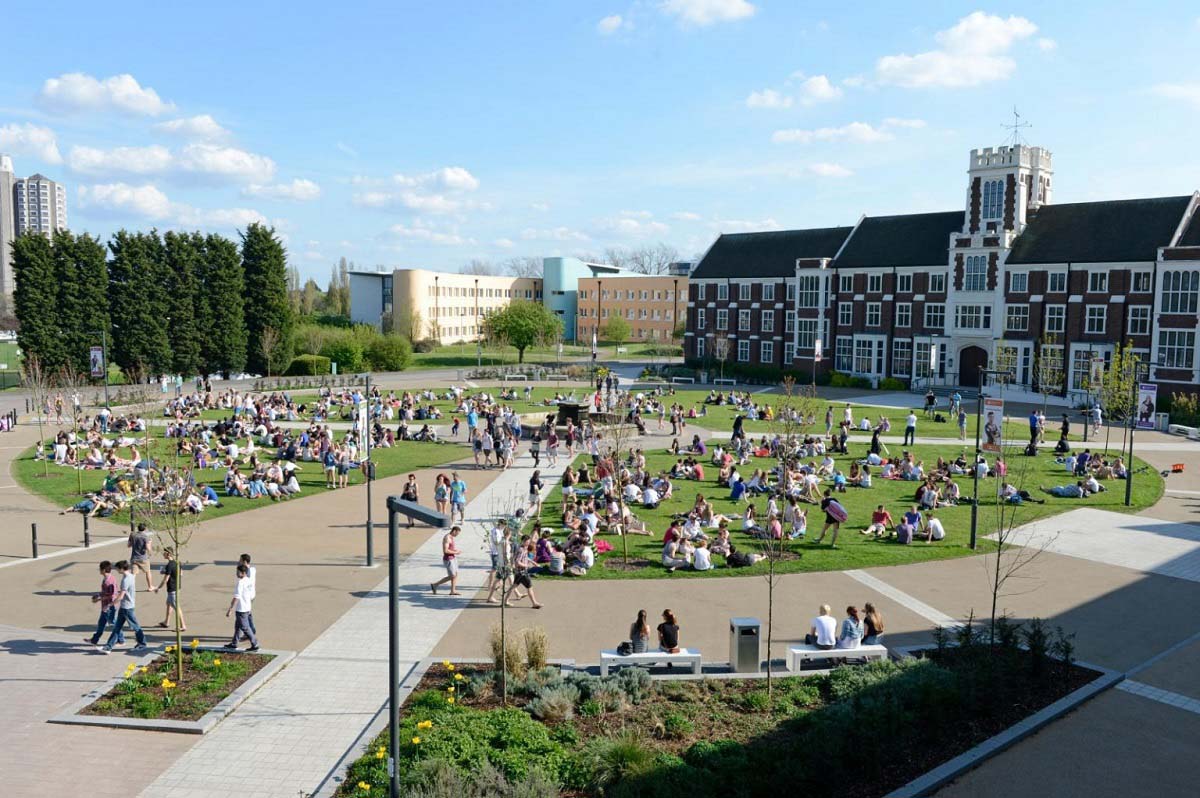 Overhead image of the 麻豆視頻_麻豆直播_麻豆传媒官网 fountain and lawns in front of the hazlerigg and rutland buildings. Groups of people are sitting on the lawns surrounding the fountain. 