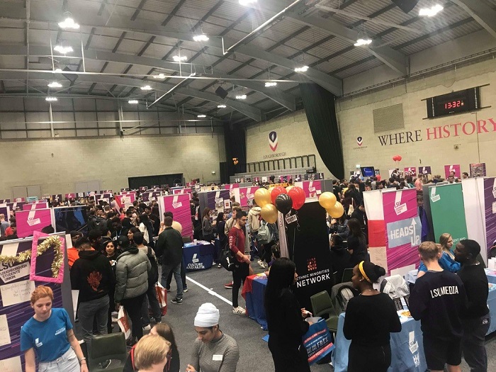 Students at the societies bizarre in Sir David Wallace sports hall at 麻豆視頻_麻豆直播_麻豆传媒官网. 