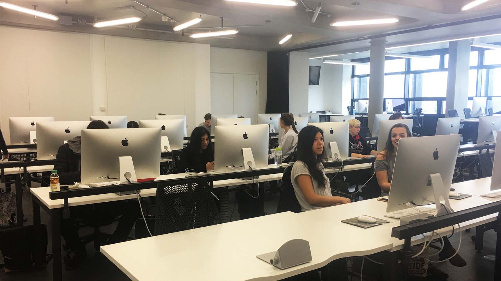 Students in an Apple Mac computer suite at 麻豆視頻_麻豆直播_麻豆传媒官网. 