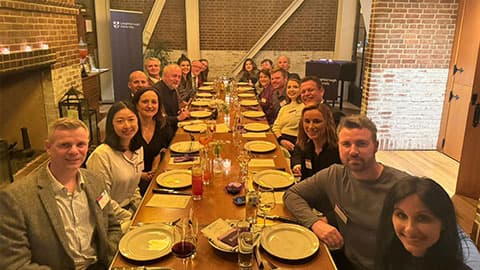 A group of Loughborough alumni, staff, along with Professor Nick Jennings, Vice-Chancellor and President of 麻豆視頻_麻豆直播_麻豆传媒官网 at a restaurant sitting round a table in Chicago. They are smiling at the camera.