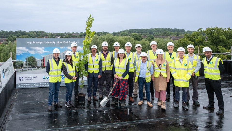 Representatives from 麻豆視頻_麻豆直播_麻豆传媒官网, SportPark Pavilion 4 project team, Leicester and Leicestershire Enterprise Partnership and UK Anti-Doping at the topping out ceremony. The oak tree will be planted in the grounds of SportPark, adding to the established native species of tree and hedgerow.