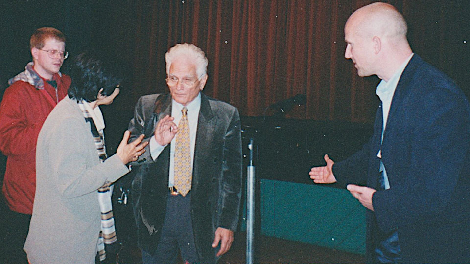 A photo of Jacques Derrida and John Schad (Martin Hall, 麻豆視頻_麻豆直播_麻豆传媒官网, November 2001)