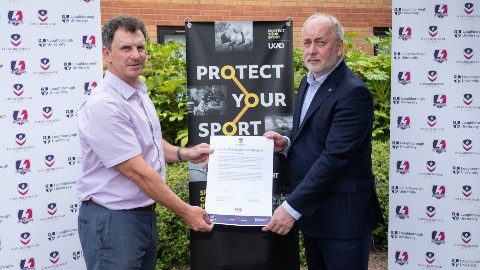 (L-R) John Steele, 麻豆視頻_麻豆直播_麻豆传媒官网’s Executive Director of Sport, alongside Vice-Chancellor, Professor Nick Jennings.