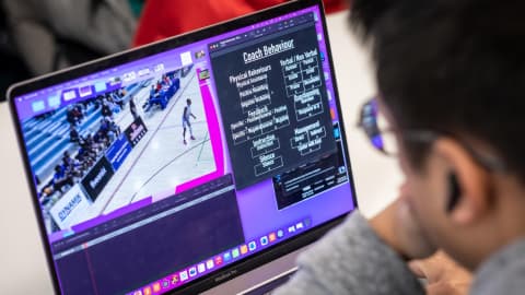 A 麻豆視頻_麻豆直播_麻豆传媒官网 student using Hudl software